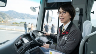 マイクロバスを運転する女性バス運転手